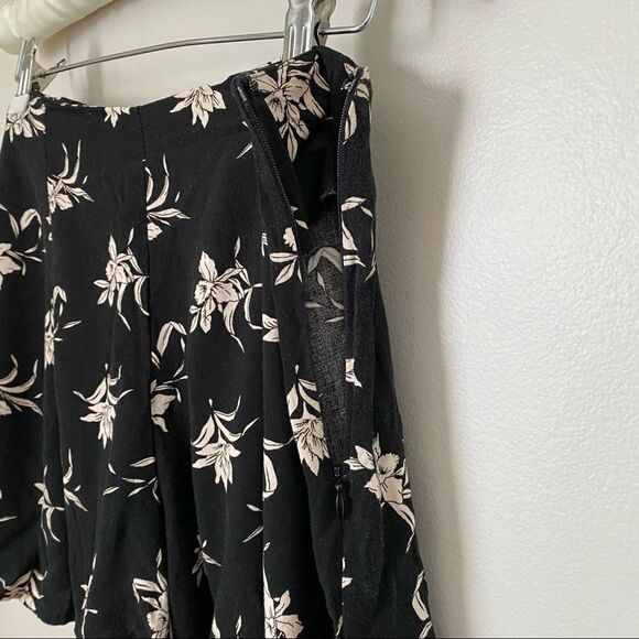 Forever 21 Shorts Flowy Floral Print Black Loose Medium Lightweight Casual - Picture 4 of 8